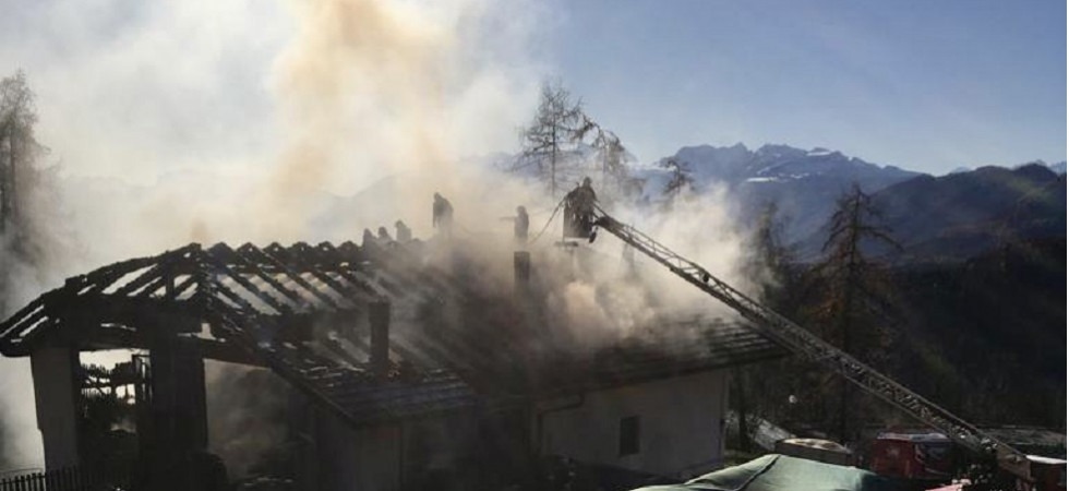 Vasto incendio in val di Non: un fienile distrutto e un'abitazione danneggiata dalle fiamme